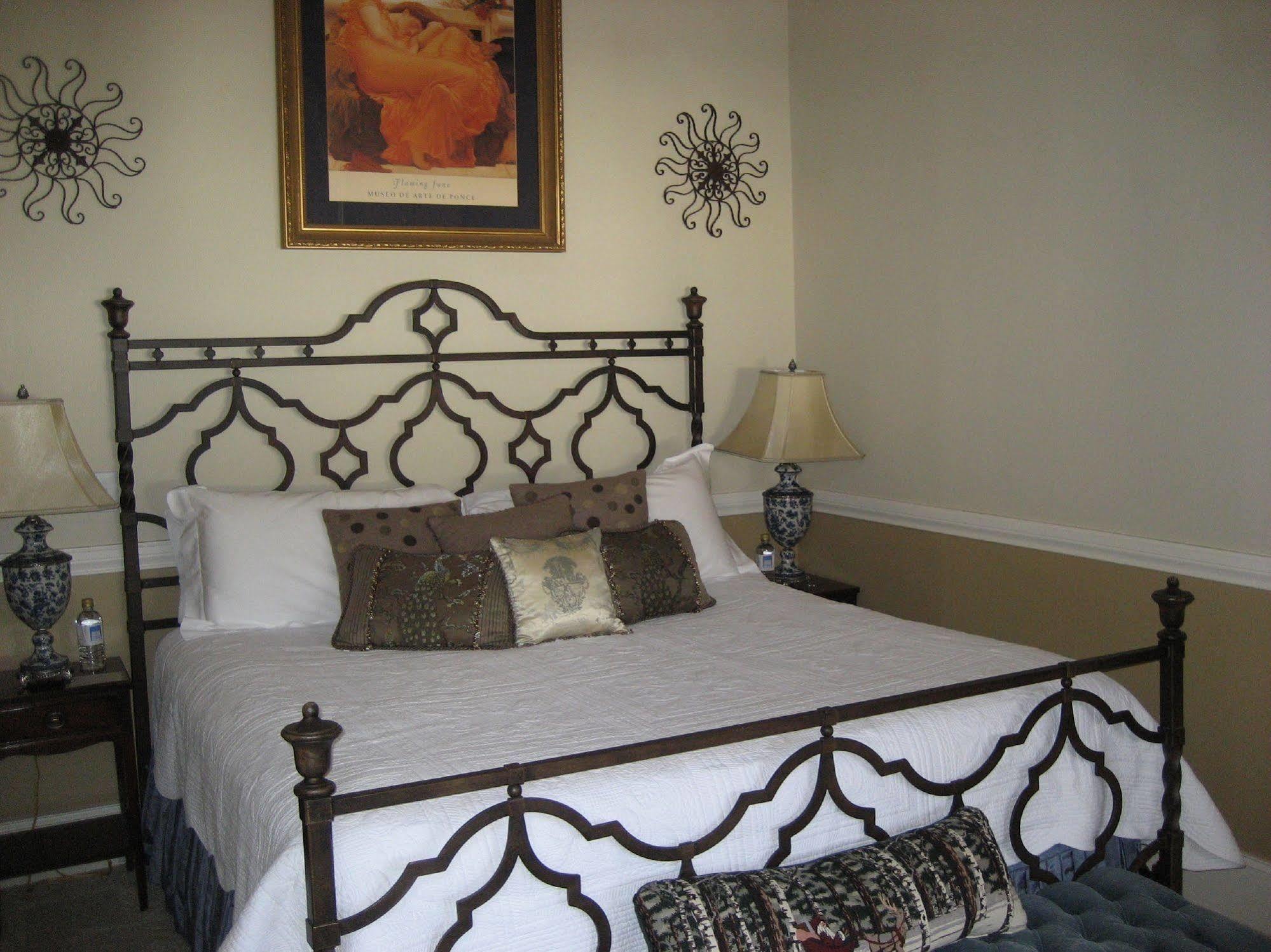 The Firehouse Inn Rutherfordton Room photo